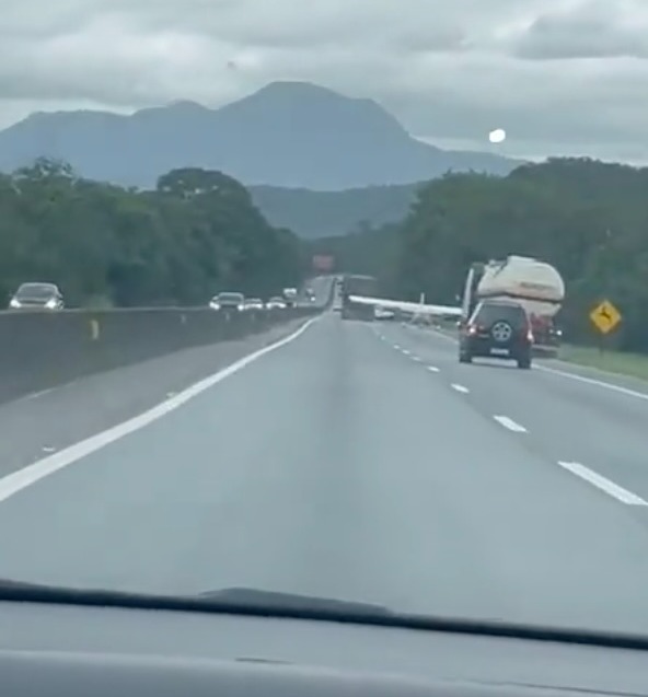 Plane making emergency landing on motorway.