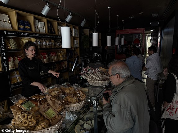BARCELONA, SPAIN - APRIL 28: Customers are faced with powerless food stands during a nationwide power outage on April 28, 2025 in Barcelona, Spain. There was a widespread power outage today in Spain and Portugal and parts of France. (Photo by Sandra Montanez/Getty Images)