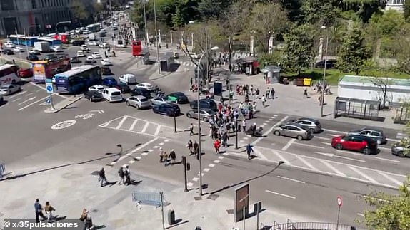 Power outage in Madrid, and in Cibeles, not even the traffic lights are working.