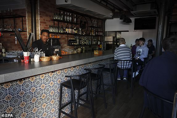 epa12060262 View of a bar after a blackout hit Spain in the city of Toledo, central Spain, 28 April 2025. A massive blackout has hit large parts of Spain and spread to neighbouring Portugal and France, disrupting transport systems, internet connections and daily life, according to authorities. The exact cause of the blackout is unknown.  EPA/ISMAEL HERRERO