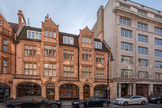 Dates: Churchill lived at 105 Mount Street from 1900 to 1905, before moving to Bolton Street