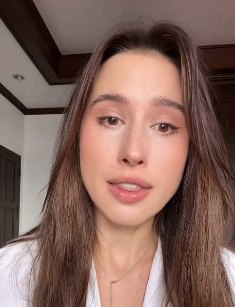 Woman describing an experience in a hotel room.