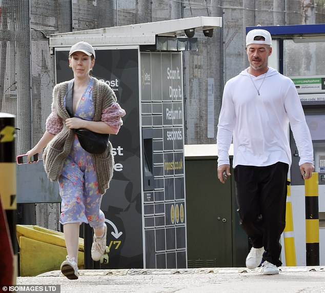 Bobby also kept things low-key in a white jumper and backwards baseball cap on the outing