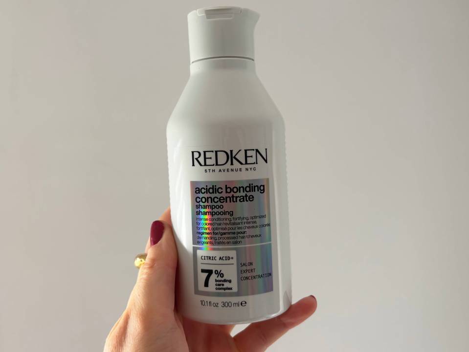 Redken Acidic Bonding Concentrate shampoo bottle.