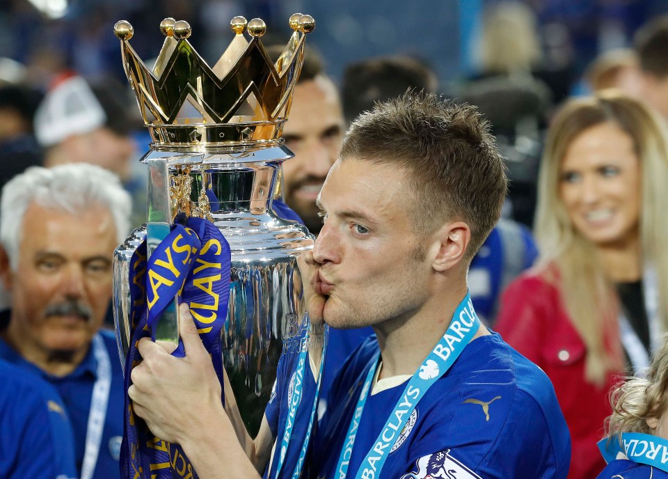 Jamie Vardy kissing the Premier League trophy.