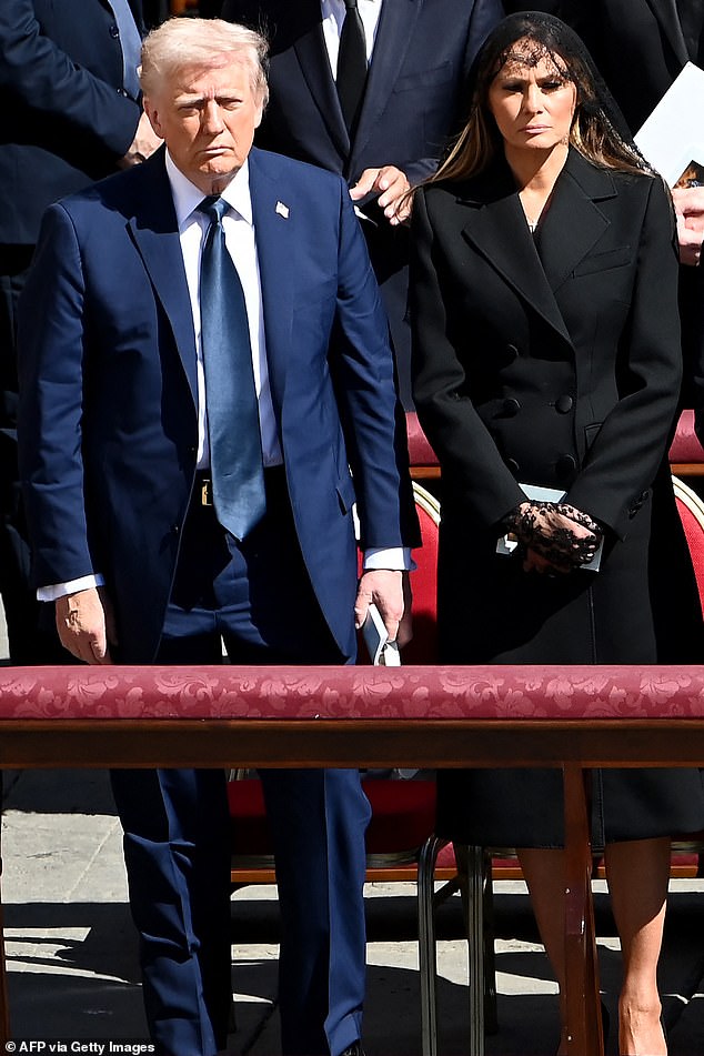 The funeral dress code for the late Pontiff asked that men wore dark suits, a long black tie and a button of the same colour on the left lapel of the jacket, where only Vatican honours can be placed
