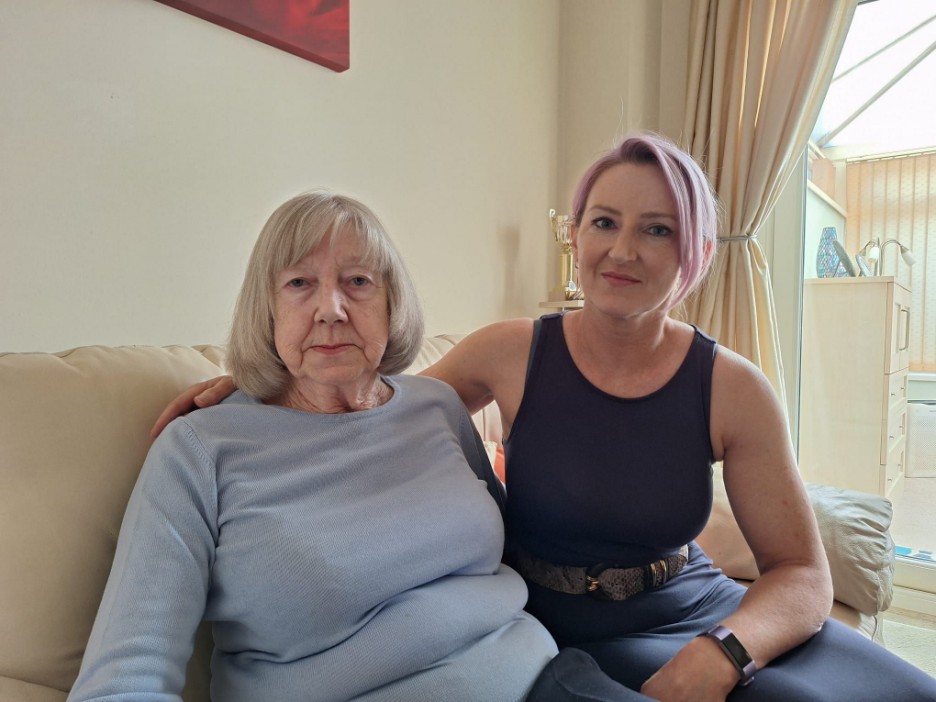 Muriel Middle and her daughter Sam Middle sitting on a couch.