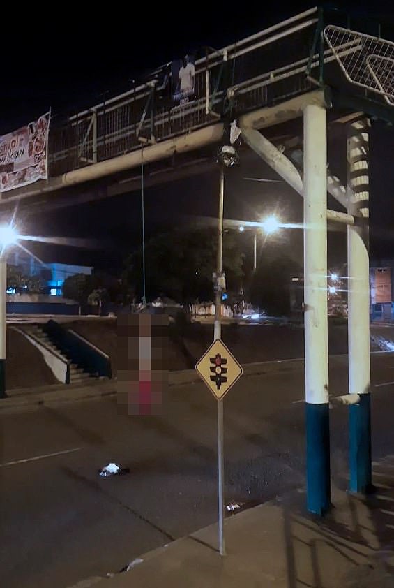 A body left to hang in Esmeraldas was low enough to hit cars passing under the bridge