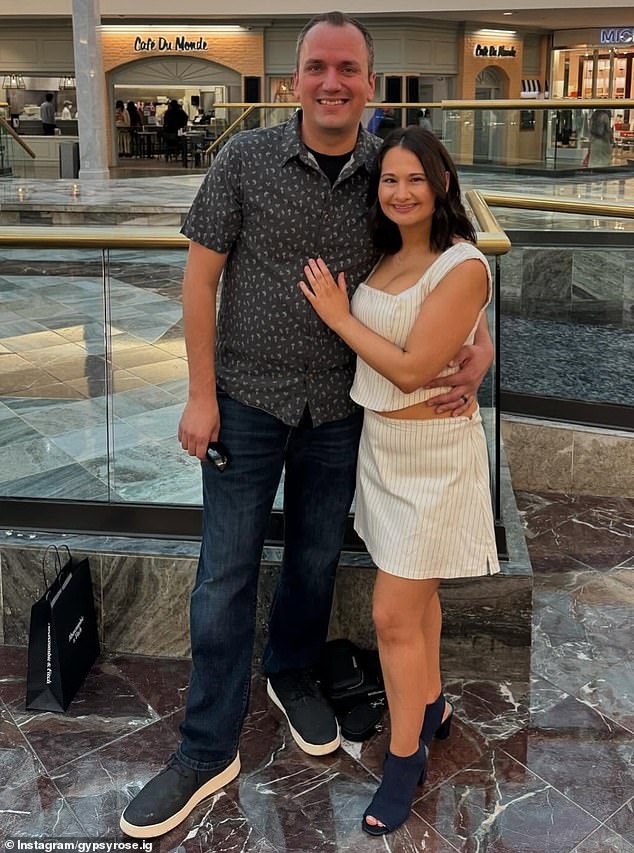 Over recent months, the mom-of-one had been sporting a shorter brunette bob and was seen sporting the darker shade just a couple weeks earlier on Easter Sunday