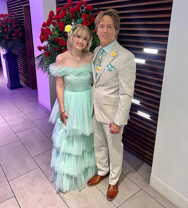 The 18-year-old beauty arrived with her dad, Larry Birkhead, continuing their beloved annual tradition at the famous horse race