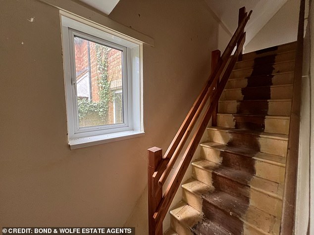 The stairs reveal where carpets were likely to have been placed