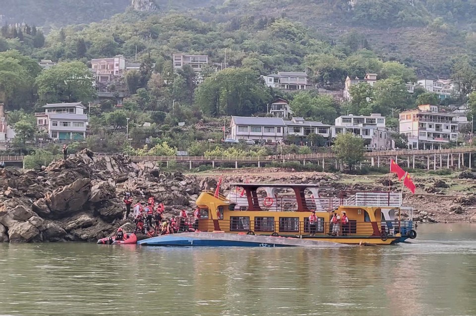 Rescuers at the site of a capsized passenger boat in Guizhou, China.