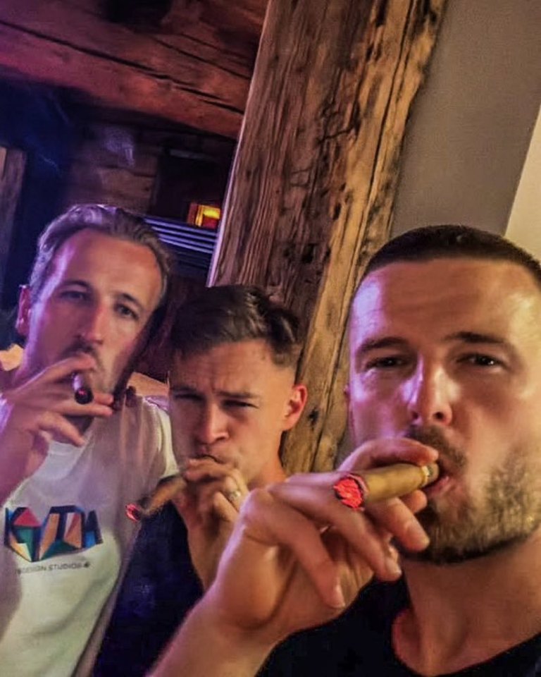Harry Kane, Eric Dier, and Joshua Kimmich smoking cigars.