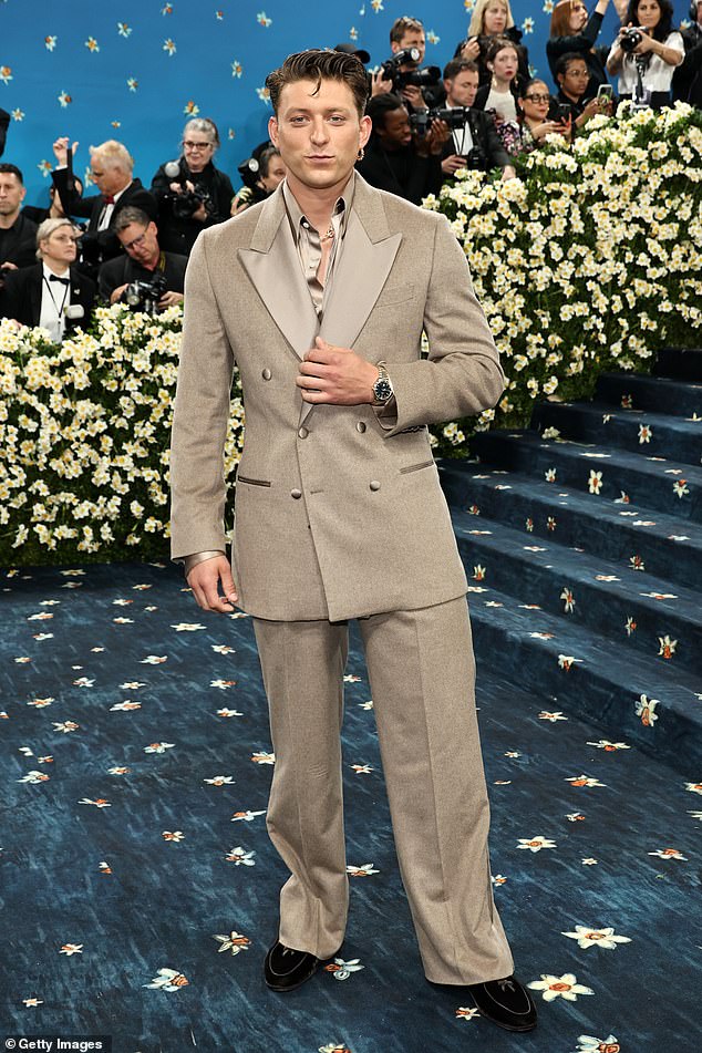 Boring in beige! Actor Tom Francis wore a tan suit with satin trim in a bland tan color, complete with a pair of black velvet loafers