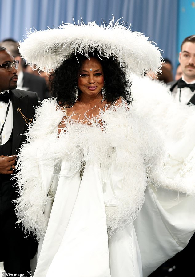 Ross accentuated her showstopping look with dangling chandelier earrings and a glinting stone placed at the center of her forehead