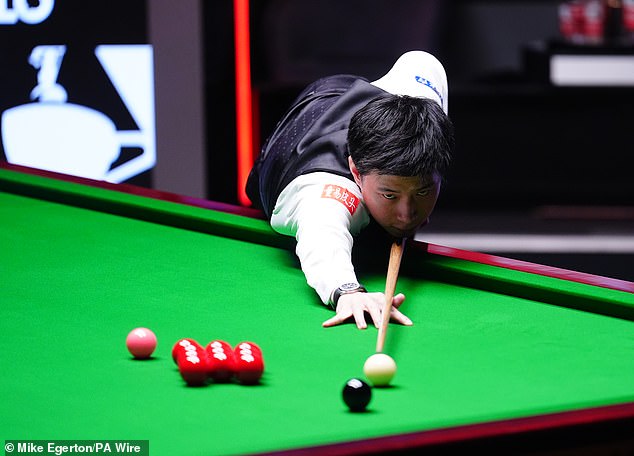 Xintong lines up the black ball during his final match with Williams on day seventeen of the Halo World Snooker Championship
