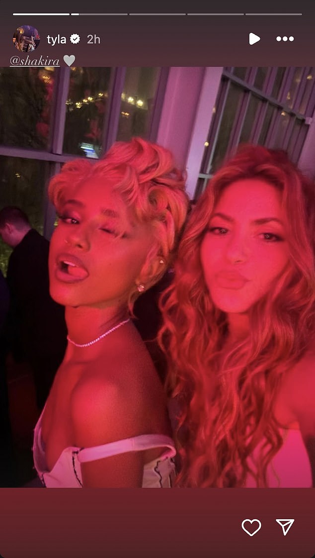 Tyla snapped a forbidden selfie with Shakira on the dance floor