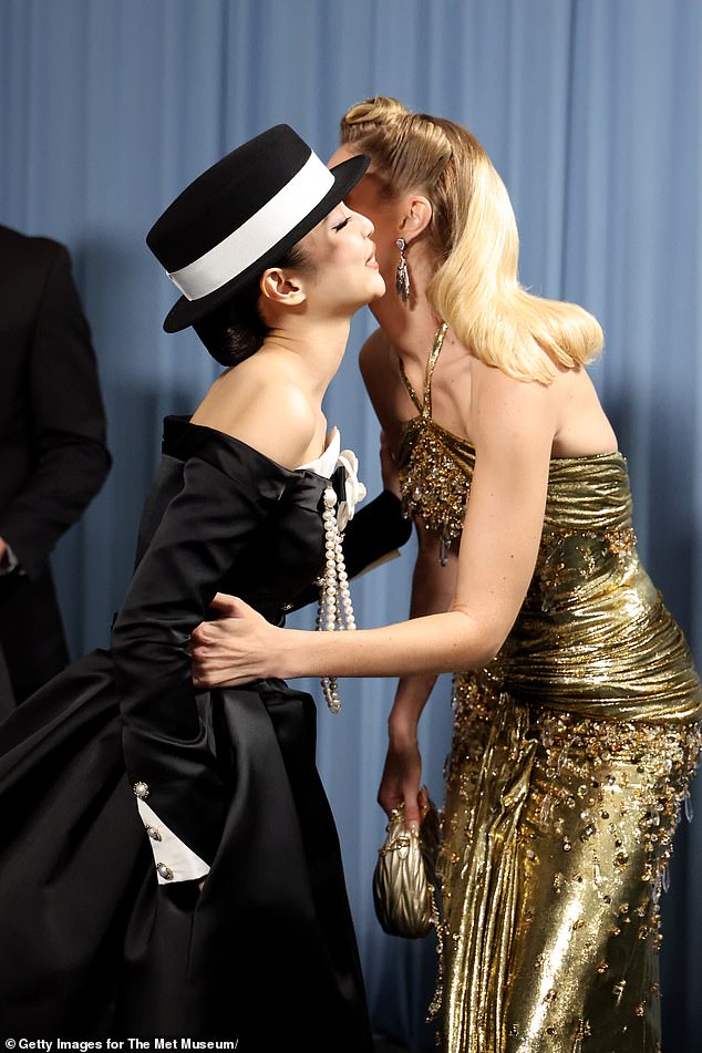 Jennie planted a kiss on supermodel Gigi Hadid's cheek