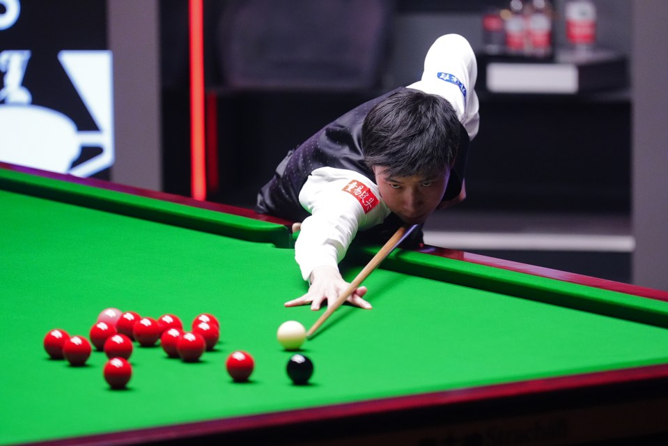 Zhao Xintong playing snooker.