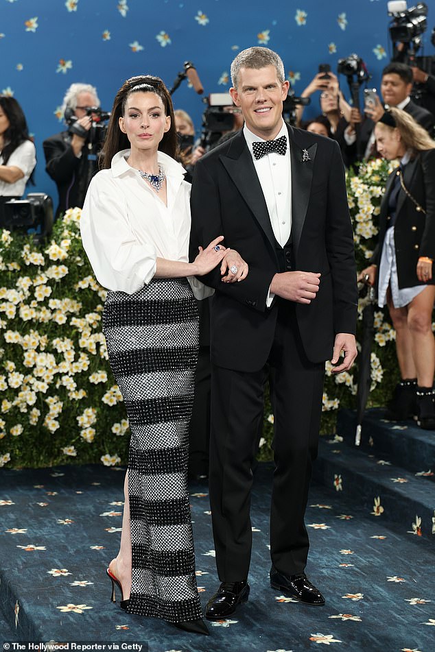 She posed alongside Gordon on the so-called blue carpet