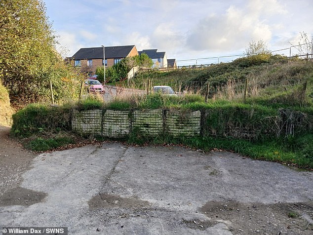 Kellands Lane pictured before the wall was built, a hedge was in its place, with room for pedestrians to bypass