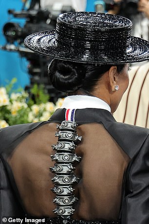 The back of her outfit was adorned with a bizarre robotic spine, while her hat was 3D-printed