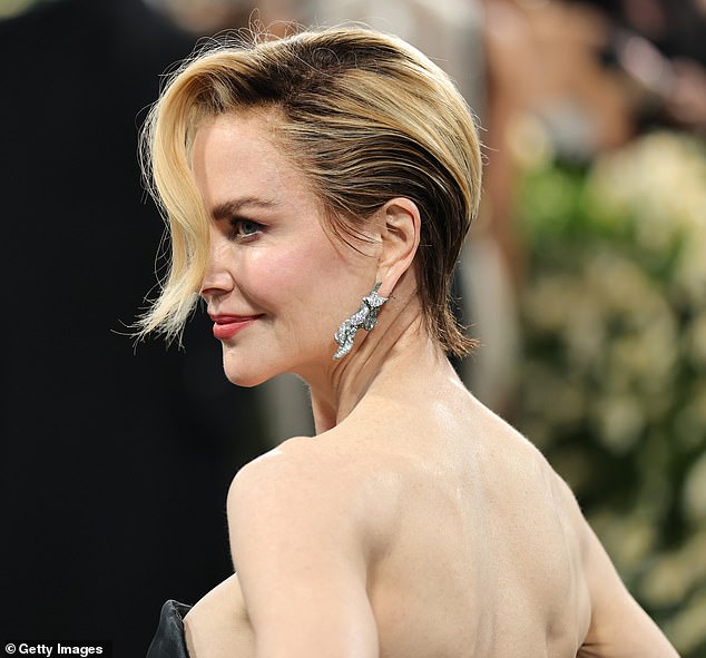 Nicole finished her glamorous look with silver and diamond leaf motif pieces by Cindy Chao, adding a pop of red to her lips