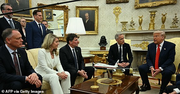 US President Donald Trump meets with Canadian Prime Minister Mark Carney in the Oval Office of the White House in Washington, DC, on May 6, 2025. (Photo by Jim WATSON / AFP) (Photo by JIM WATSON/AFP via Getty Images)