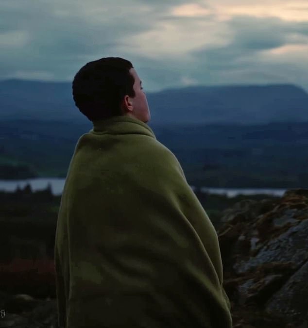 It comes after Owen appeared in another teaser music video for the single on Saturday