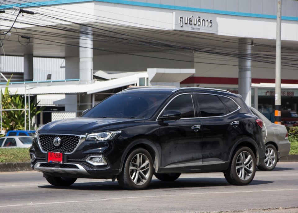 Black MG HS SUV.