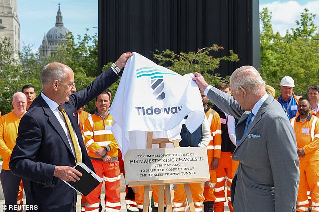 Andy Mitchell, CEO of sewer builders Tideway, then invited him to unveil a plaque commemorating his visit