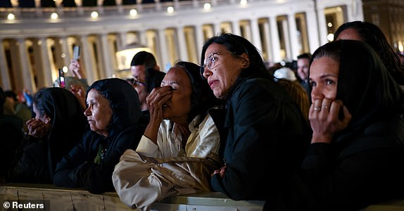 Faithful react to black smoke indicating no decision has been made to elect a new pope, at the Vatican, May 7, 2025. REUTERS/Eloisa Lopez