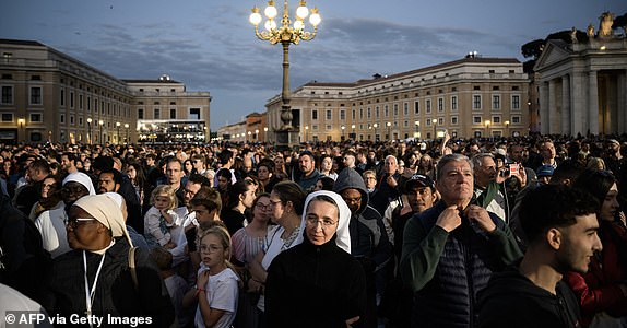Faithful wait for the smoke to rise from the chimney on the Sistine Chapel as conclave to elect a new Pope starts, at St Peter's Square in The Vatican, on May 7, 2025. (Photo by JEFF PACHOUD / AFP) (Photo by JEFF PACHOUD/AFP via Getty Images)