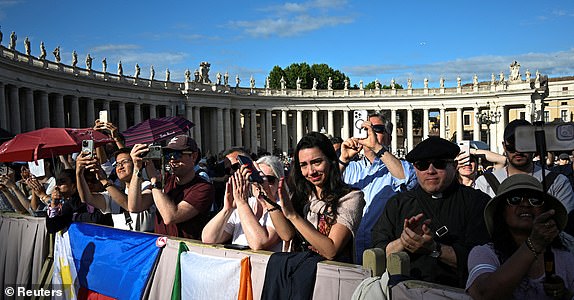 People applaude at St. Peter's Square as the door at the Sistine Chapel is closed for the conclave, on the first day of the conclave to elect the new pope, at the Vatican, May 7, 2025. REUTERS/Dylan Martinez     TPX IMAGES OF THE DAY