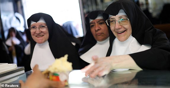 Nuns buy ice cream, on the first day of a conclave to elect the new pope, in Rome, Italy, May 7, 2025. REUTERS/Hannah McKay