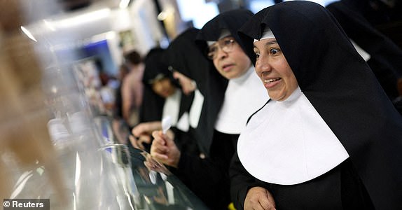 Nuns buy ice cream, on the first day of a conclave to elect the new pope, in Rome, Italy, May 7, 2025. REUTERS/Hannah McKay     TPX IMAGES OF THE DAY