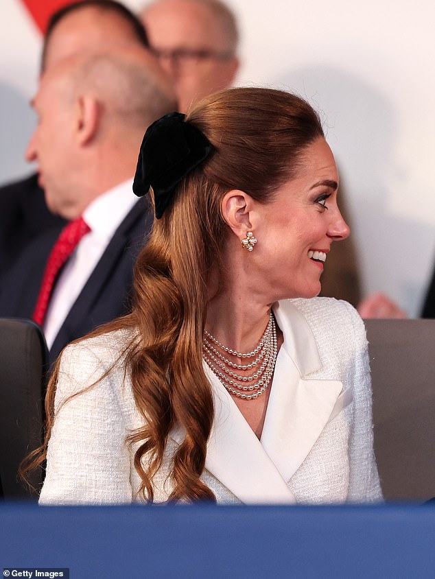 Kate showed off a stunning velvet bow, as she pinned her hair back in an up-do, for the evening concert