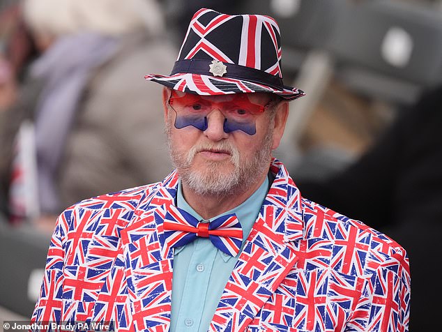 Bucket hats and fedoras were aplenty as concertgoers made very dapper fashion choices, featuring Union Jacks