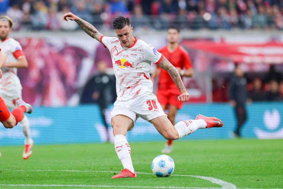 Benjamin Sesko of RB Leipzig controls the ball during a soccer match.