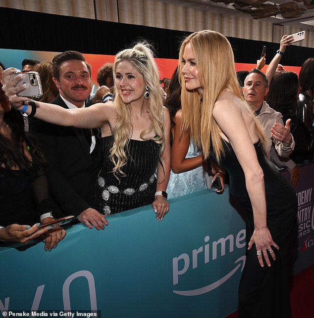 The star made a a very chic arrival to the country music event sporting long blonde tresses once more
