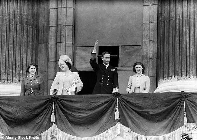 ¿Out in the crowd again. Embankment, Piccadilly. Rained, so fewer people. Conga-ed into House. Sang till 2am. Bed at 3am!¿ the late queen wrote in her diary who celebrated VE day