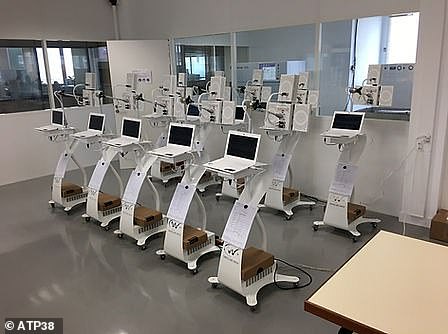 The machine utilizes photobiomodulation (PBM), a low-level light therapy to stimulate cells, improve healing and relieve pain. It's used in various medical fields, including physiotherapy, dentistry, dermatology and general medicine