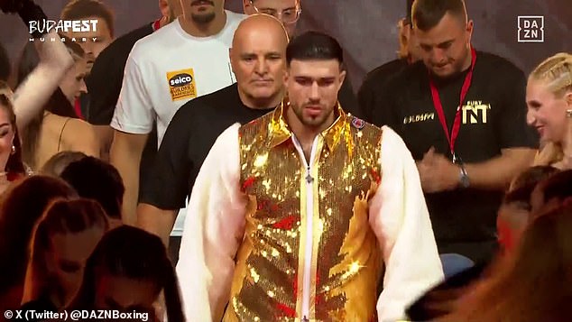 Tommy Fury extended his perfect record to 11-0, four of which have been knockout wins