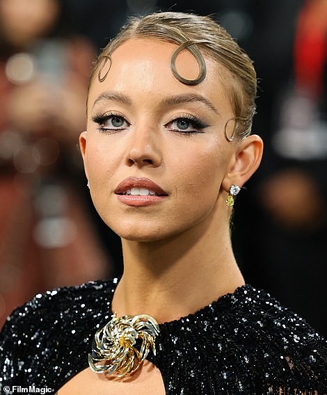 Sydney Sweeney opted for a very glamorous but heavy makeup look