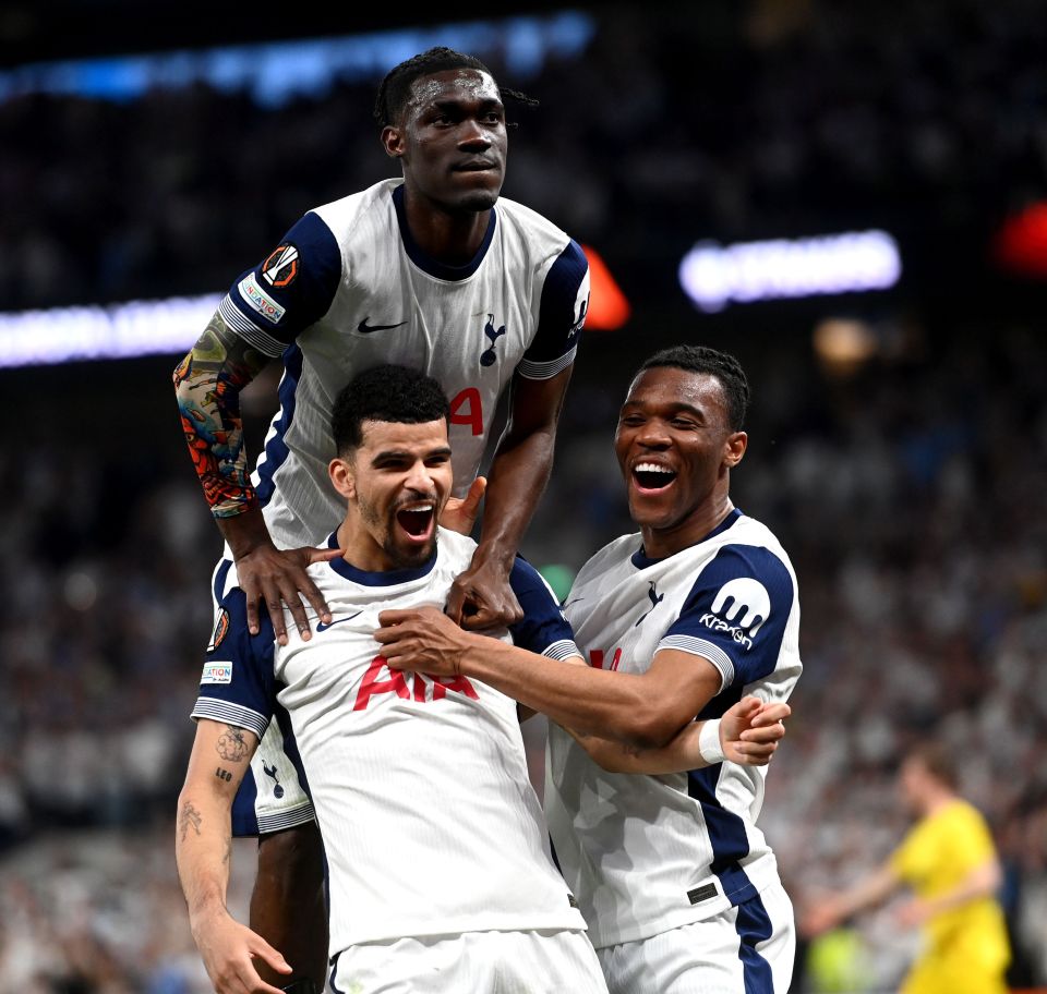 Tottenham Hotspur players celebrating a goal.