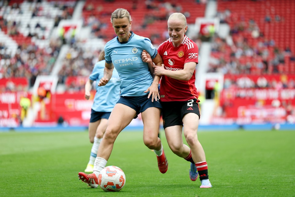 Aoife Mannion of Manchester United battling for the ball.