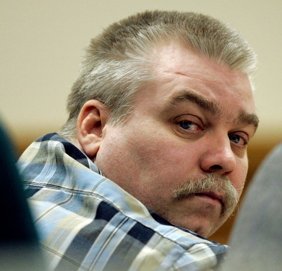 Steven Avery looking over his shoulder in court.