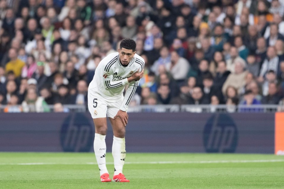 Jude Bellingham of Real Madrid injures his shoulder during the La Liga 2024/25 match between Real Madrid and Las Palmas at Santiago Bernabeu Stadium in Madrid, Spain, on January 19. (Photo by Guillermo Martinez)