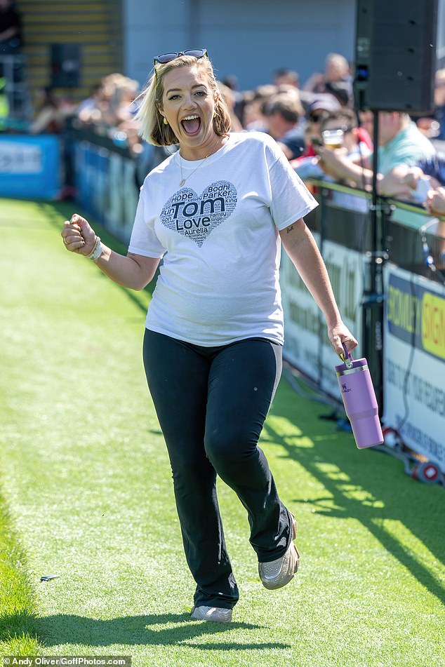For the occasion, Kelsey sported a white T-shirt with Tom and her children's names printed in a love heart, alongside other words in tribute to the singer