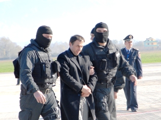 Albanian gangster Aldo Bare escorted by police.